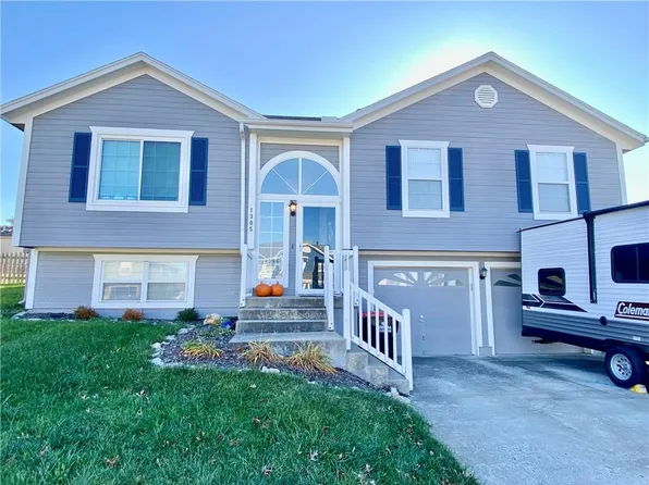 1305 Aspen Dr, Greenwood, MO 64034