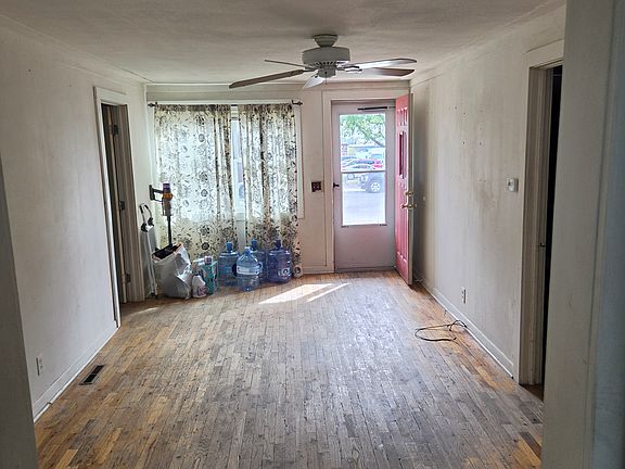 Living room (10 x 19)
