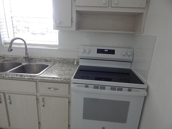 4th image of 2930 E Ashley Dr Drive E #B