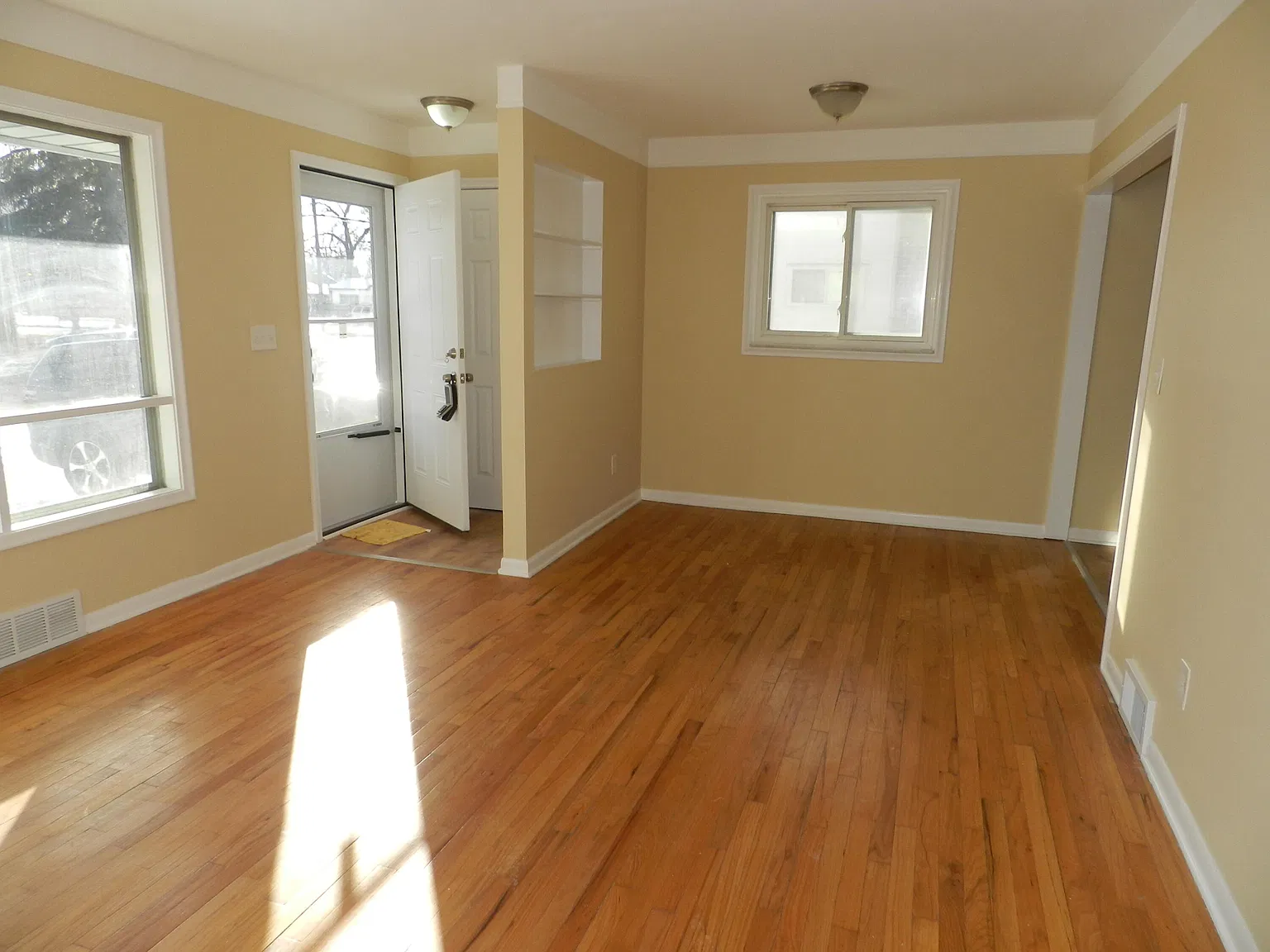 3 bed, 1.5 bath, 2072 sqft, $1,900 — Photo 2