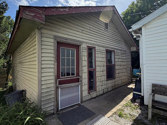 5th image of 609 E Harrison St