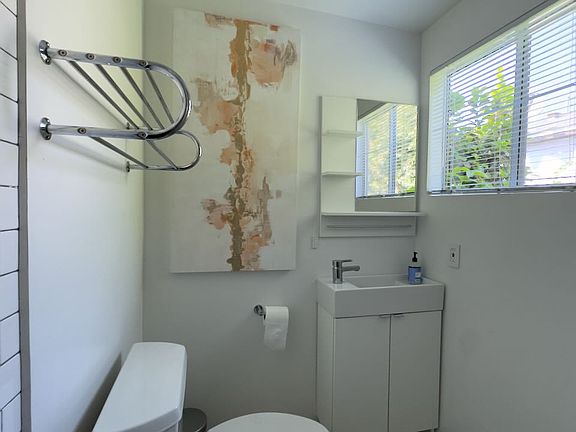 5th image of 1044 Ocean Park Blvd APT C