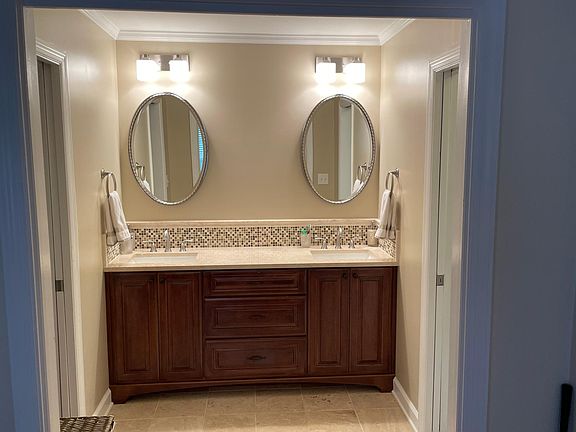 3rd image of 4844 Linwood Ct