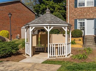 129 Chaucer Ct, Carrboro, NC 27510