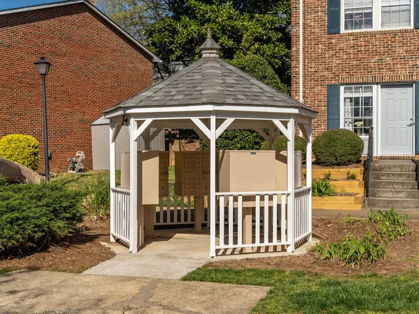 129 Chaucer Ct, Carrboro, NC 27510
