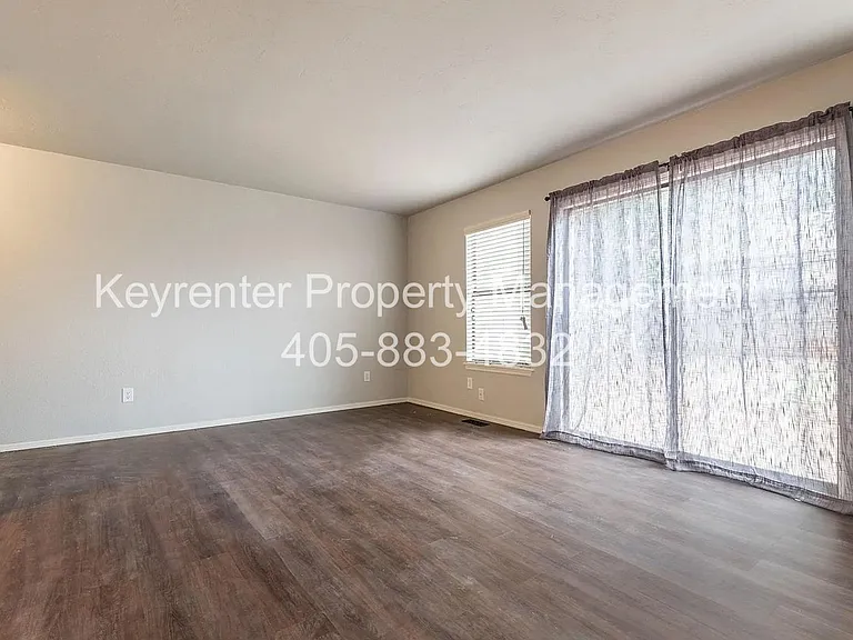 9016-9020 N Rockwell Dr — Photo 7