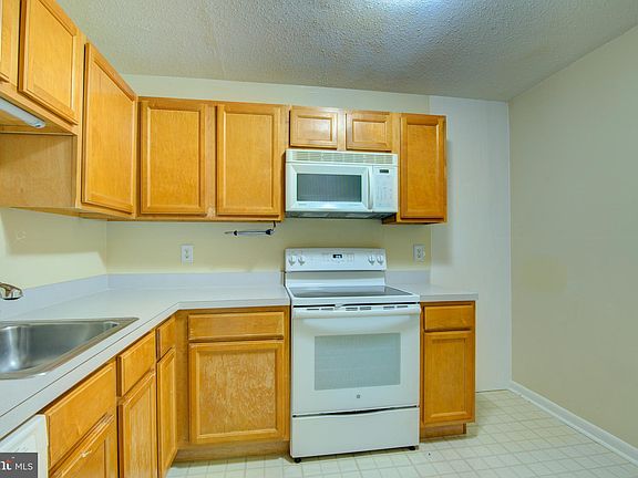 5th image of 613 Center St APT T2