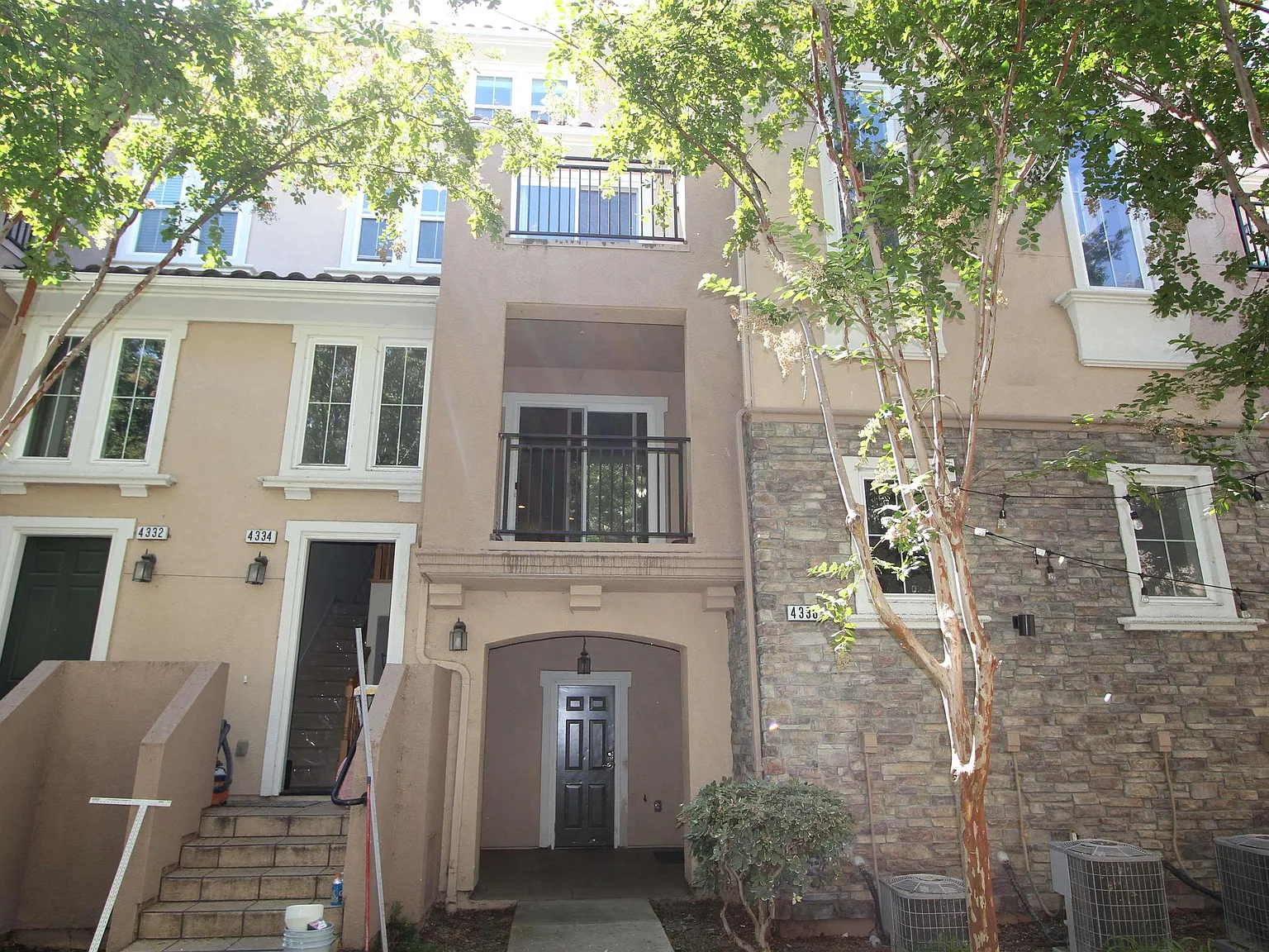 3 bed, 1897 sqft, $3,750 — Photo 2