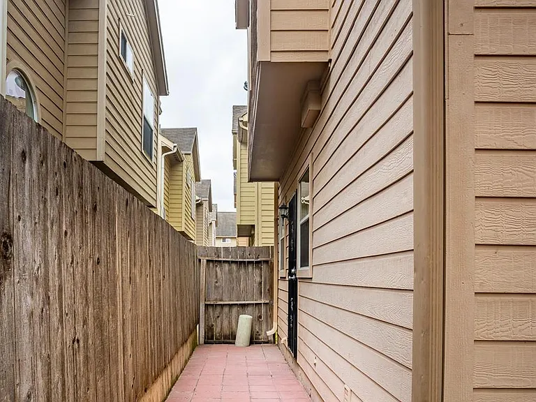 2220 Naomi St — Photo 12