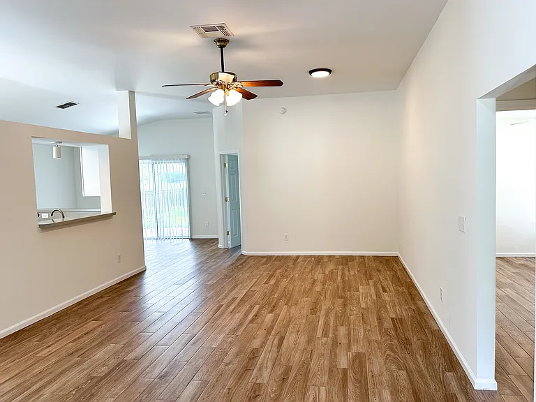 961 N Lilac Loop — Photo 2