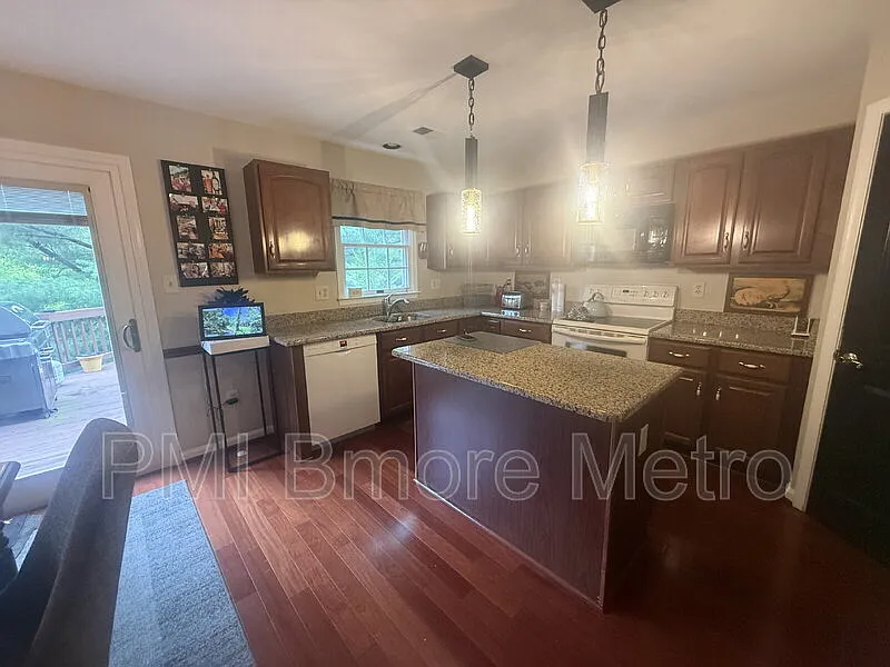3 bed, 2.5 bath, 1640 sqft, $3,100 — Photo 2