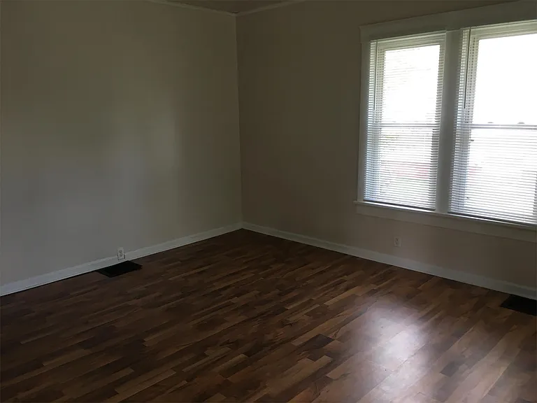 1004 W Hill St — Photo 4