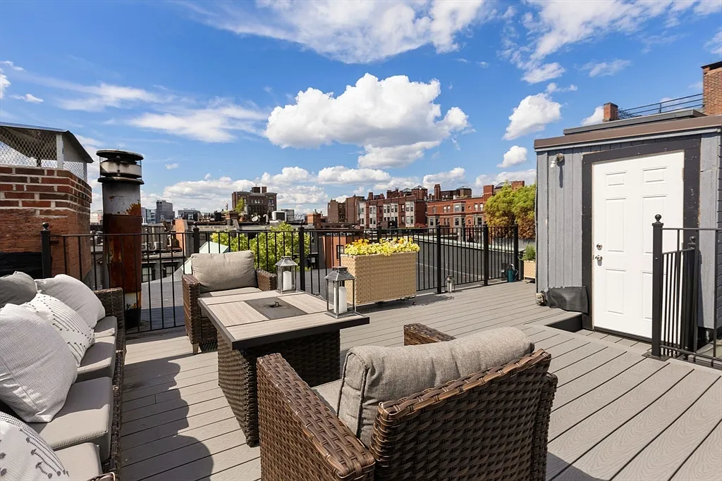 2 bed, 2.0 bath, 1305 sqft, $7,750 — Photo 4