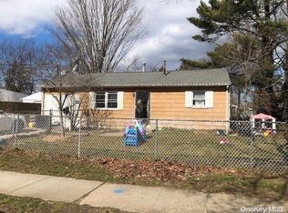 51 Willow St, Central Islip, NY 11722