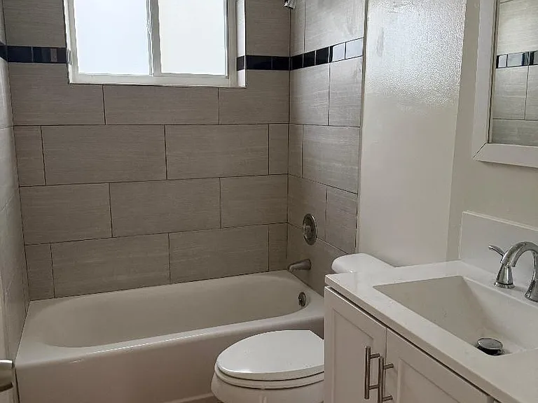 1913 NE 2nd St #4 — Photo 6