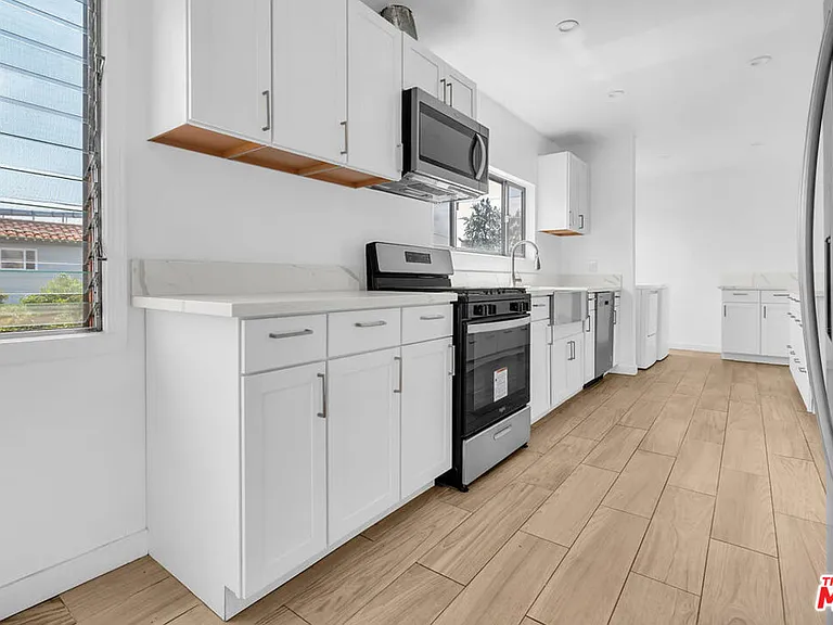 8300 Blackburn Ave — Photo 9