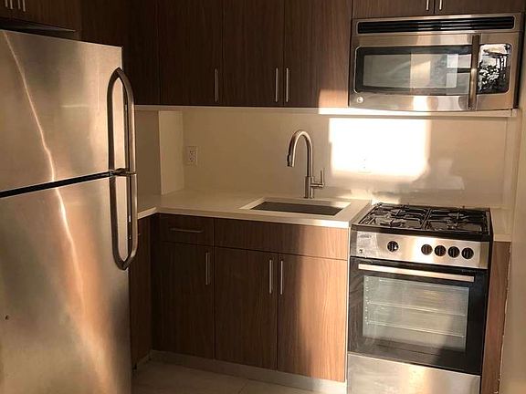 5th image of 423 Manhattan Ave #1