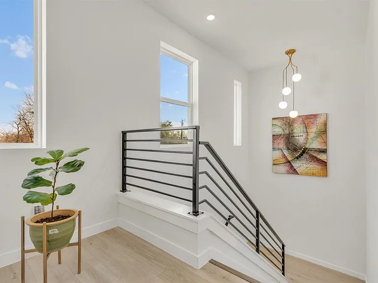 2307 Lathan Ln — Photo 12