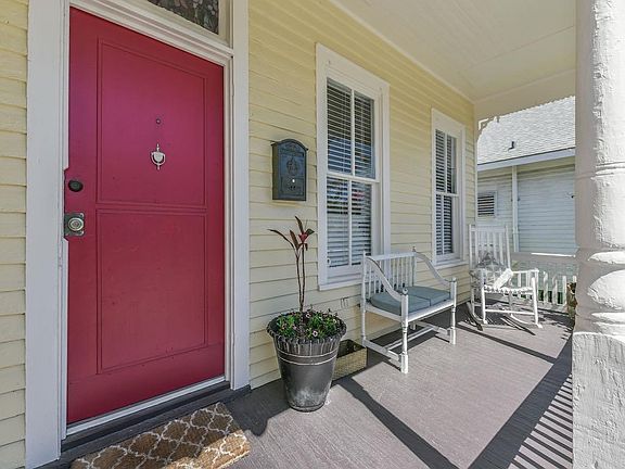 Great front porch with inviting gulf breezes