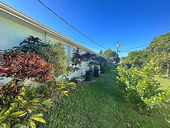 4th image of 754 SW Hibiscus St