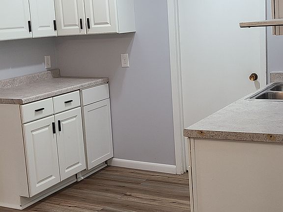 3rd image of 1348 Oakview Dr #4