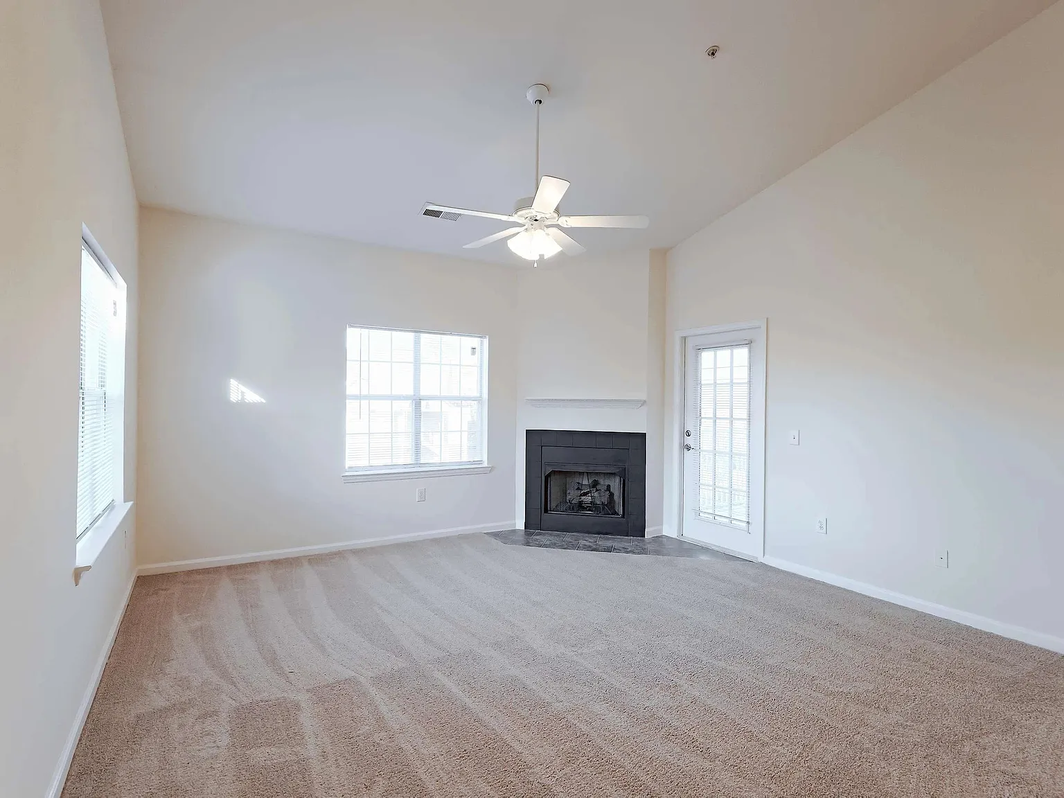1 bed, 1.5 bath, 834 sqft, $1,225 — Photo 1