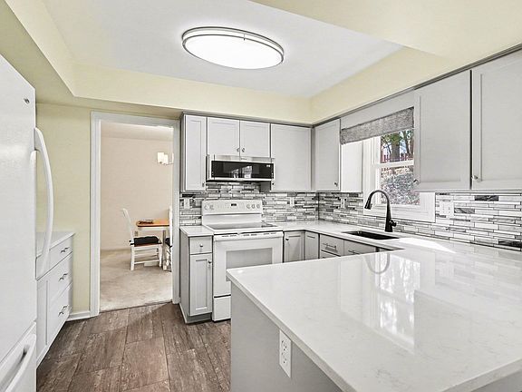 3rd image of 1207 Hampton Oaks Dr