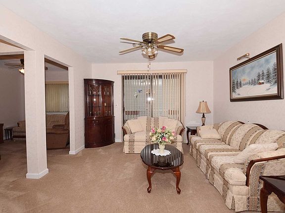 3rd image of 32 Cambridge Dr W