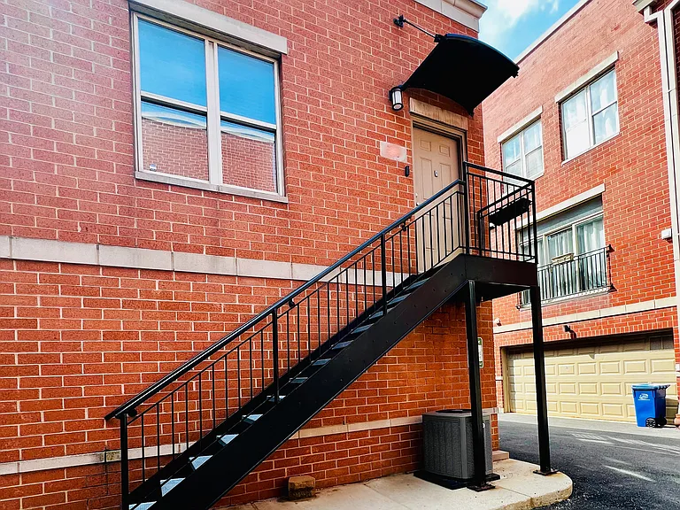 W Eastman St — Photo 2