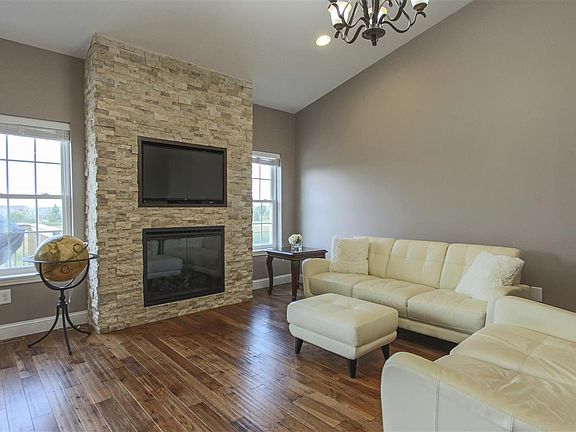 2nd image of 1905 Greenhill Dr