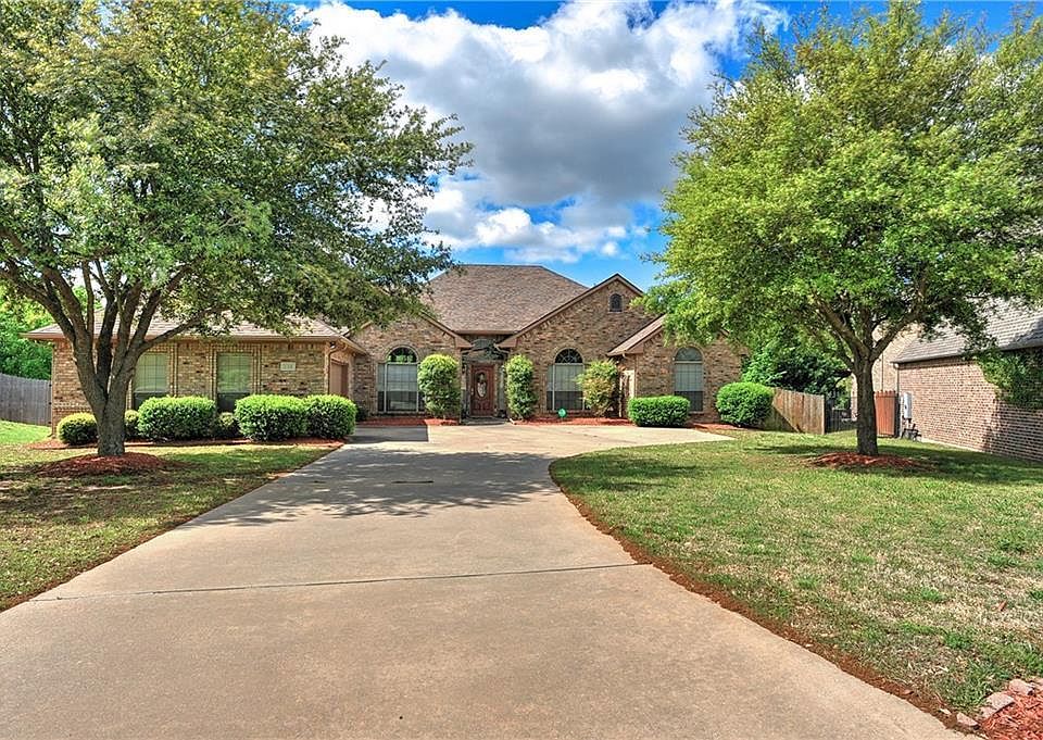 1st image of 600 Clay Ln