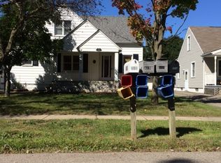 450 Lakeside Dr, Waterford, MI 48328
