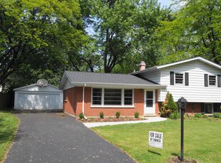 3S261 Ironwood Dr, Glen Ellyn, IL 60137