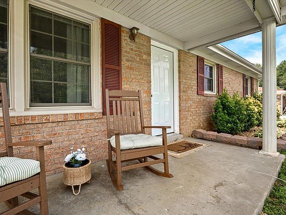 4th image of 732 Oaklawn Cir