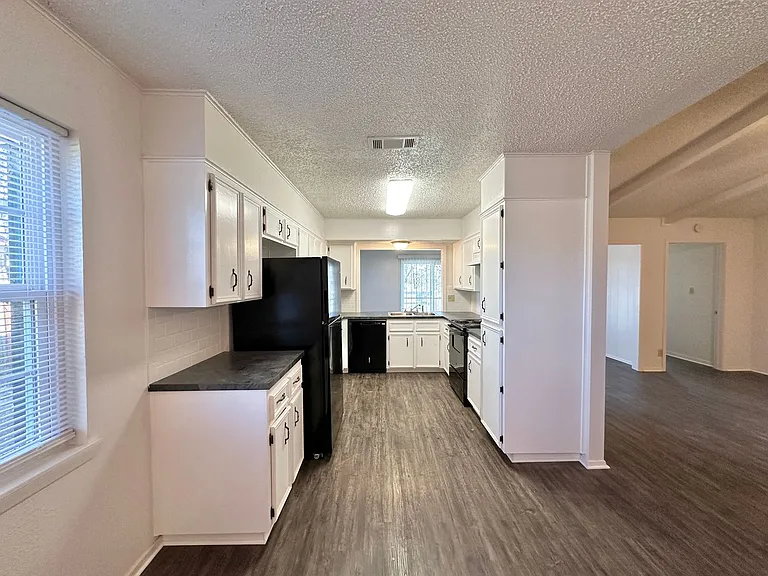 1501 Farhills Dr — Photo 10