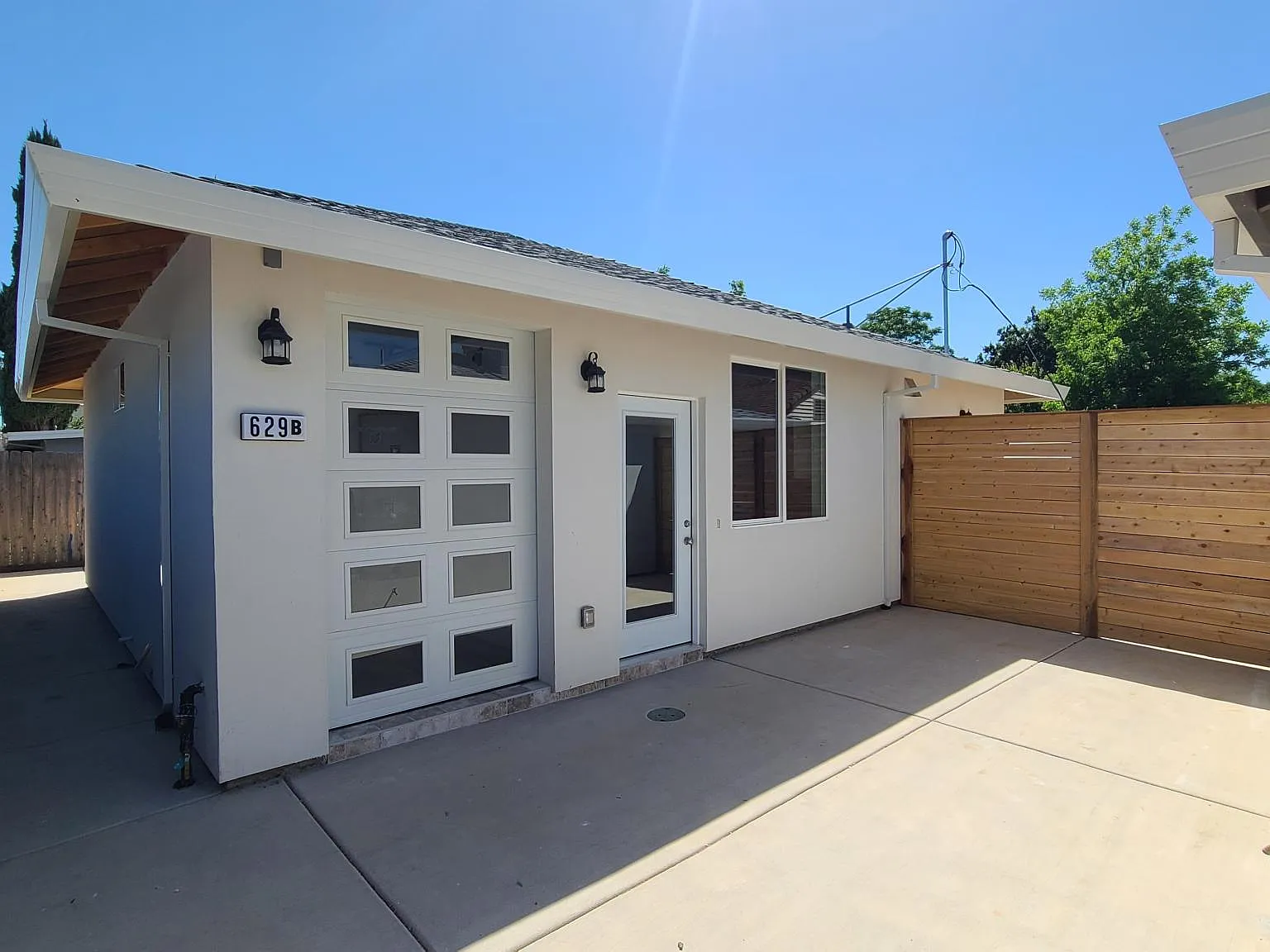 629 James St — Photo 1