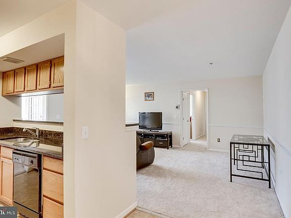 2nd image of 3570 Sherbrooke Cir #7-203