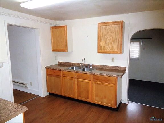 4th image of 833 Gould St