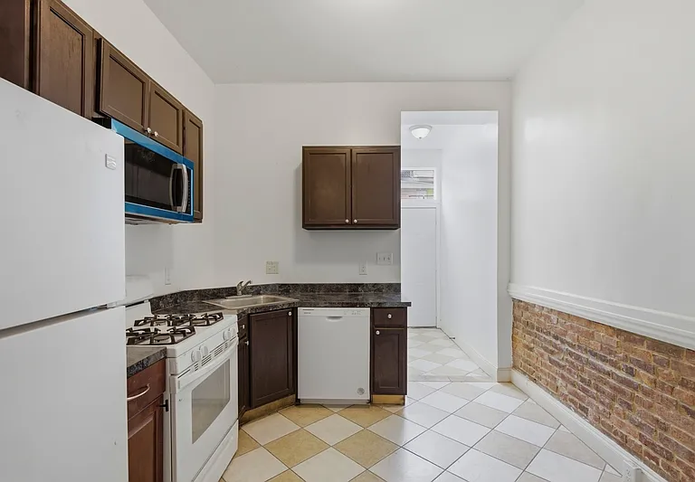 2546 W Baltimore St — Photo 6