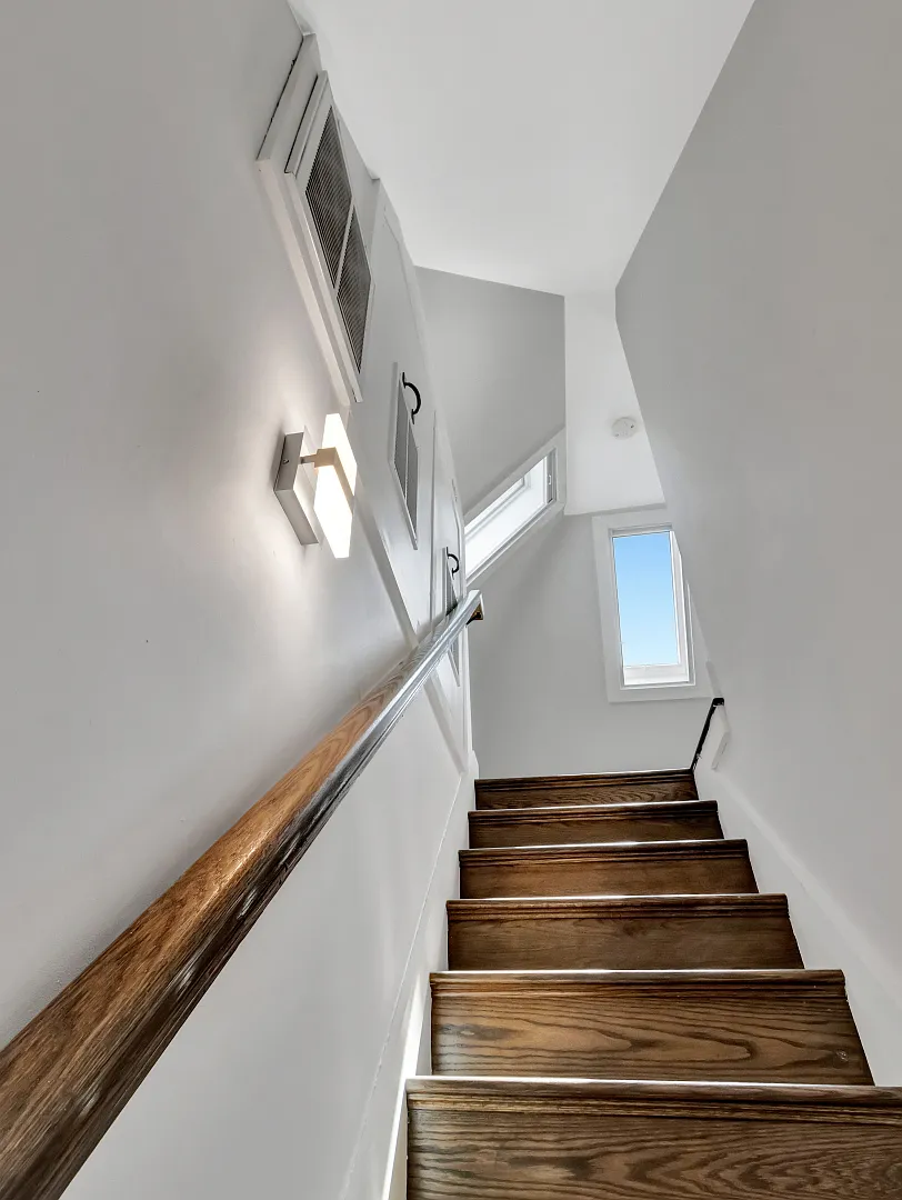 1 bed, 1933 sqft, $2,300 — Photo 3