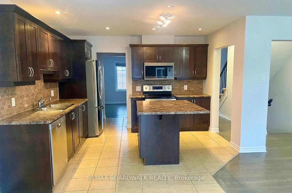 4 bed, $2,500 — Photo 2