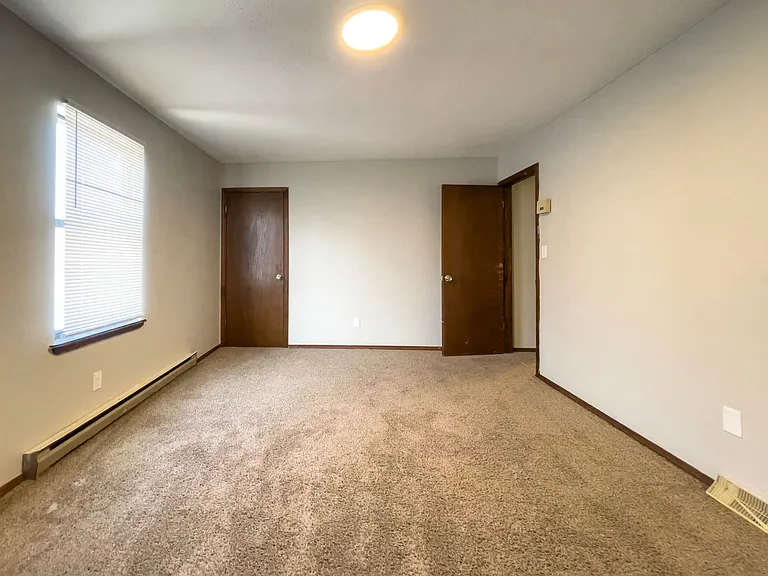 East Memorial Apartments — Photo 40