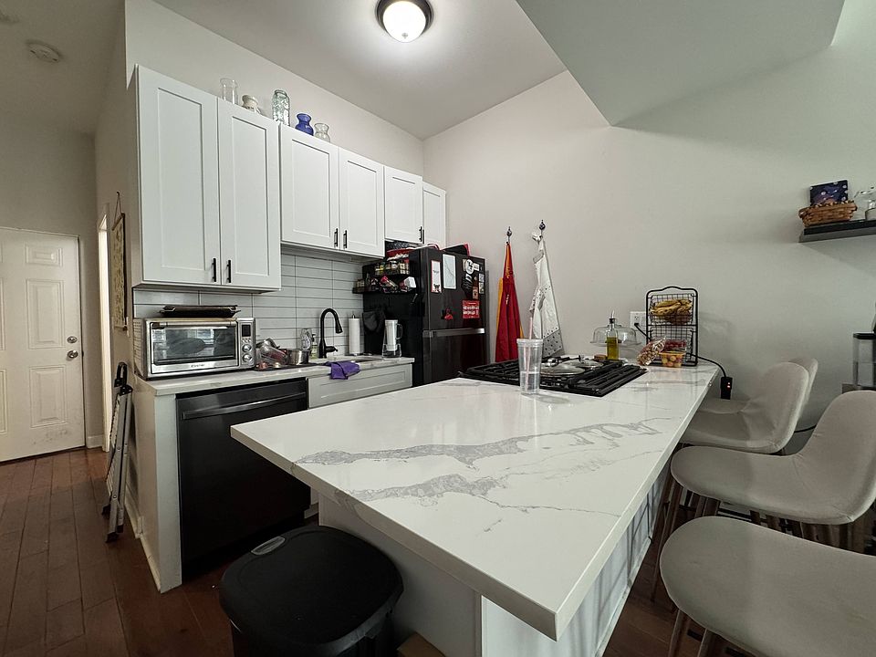 1st image of 3505 N Sheffield Ave APT 3F