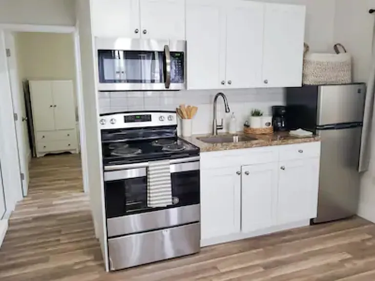 210 SE 6th St #1 — Photo 5