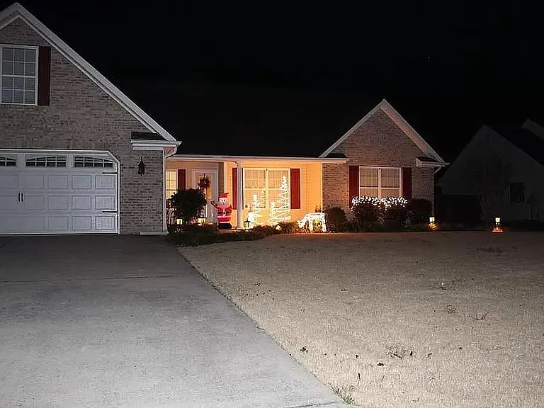 405 Century Dr — Photo 2