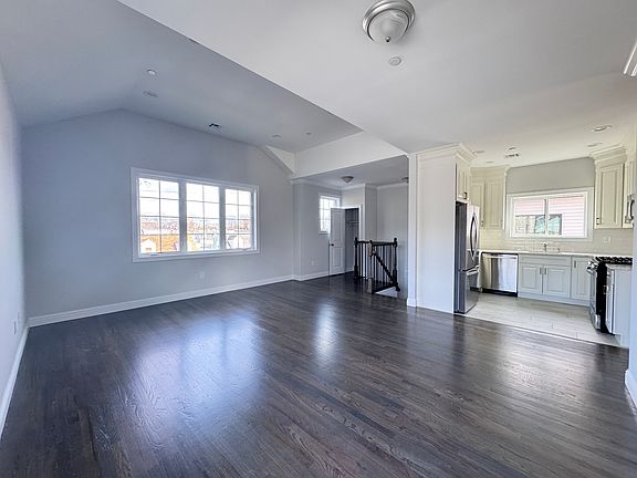2nd image of 332 Robinson Ave Floor 2