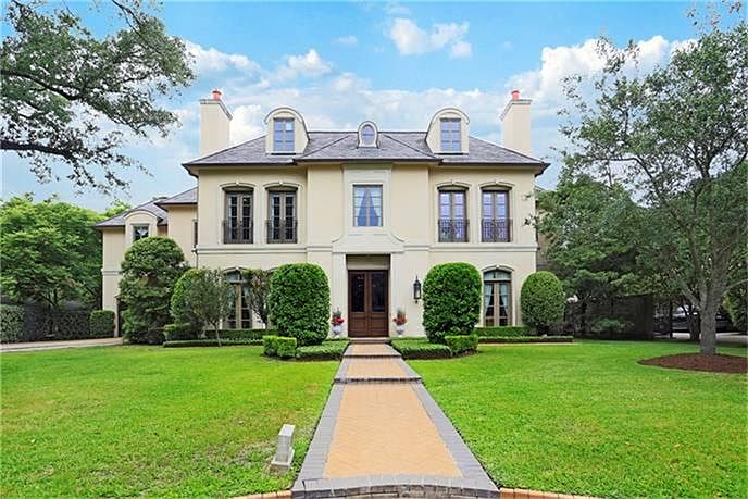 BEAUTIFUL CURB APPEAL