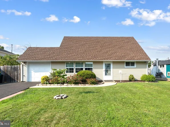 54 Mayflower Rd, Levittown, PA 19056