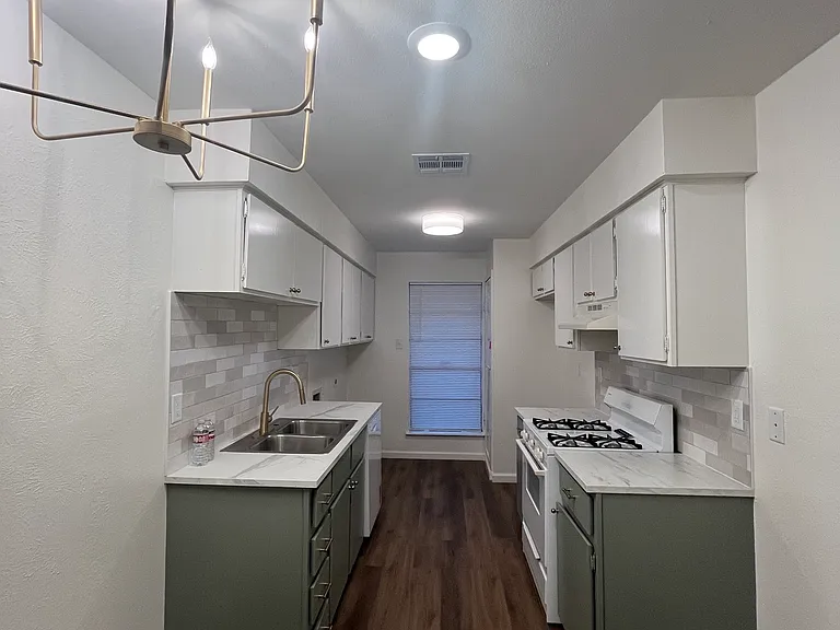 1420 W Braker Ln #B — Photo 10