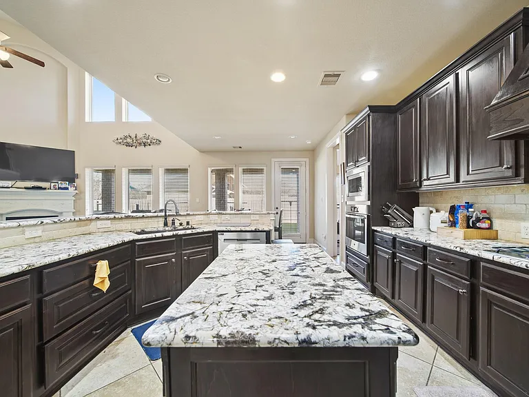 2523 Crossvine Dr — Photo 7